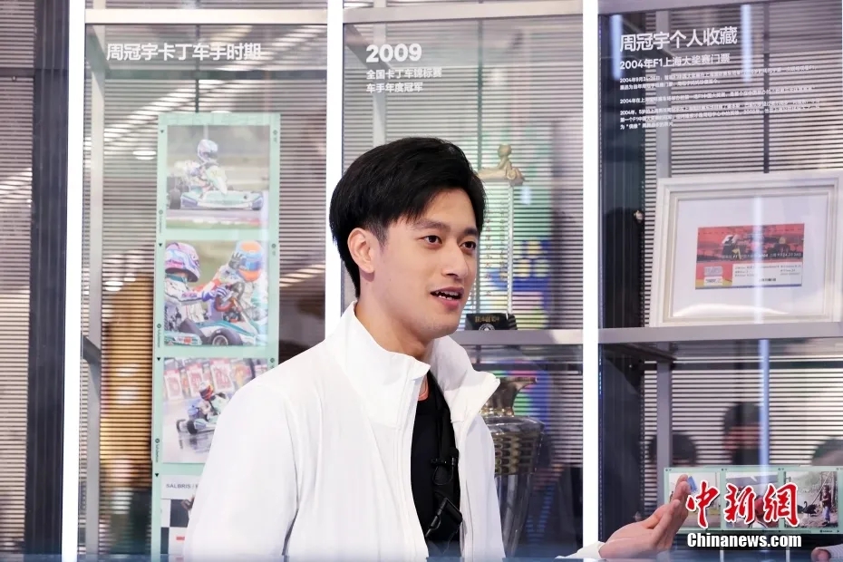 20年前在上海长大的少年周冠宇手举阿隆索旗子点