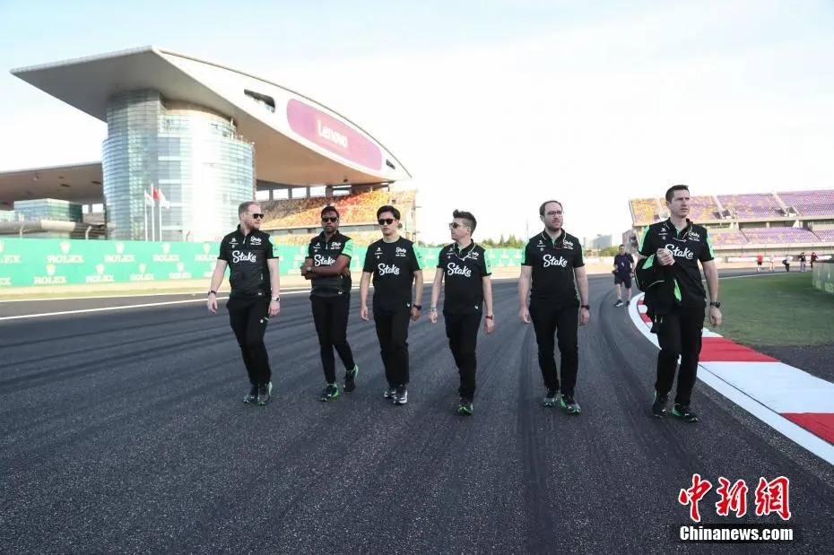 20年前在上海长大的少年周冠宇手举阿隆索旗子点