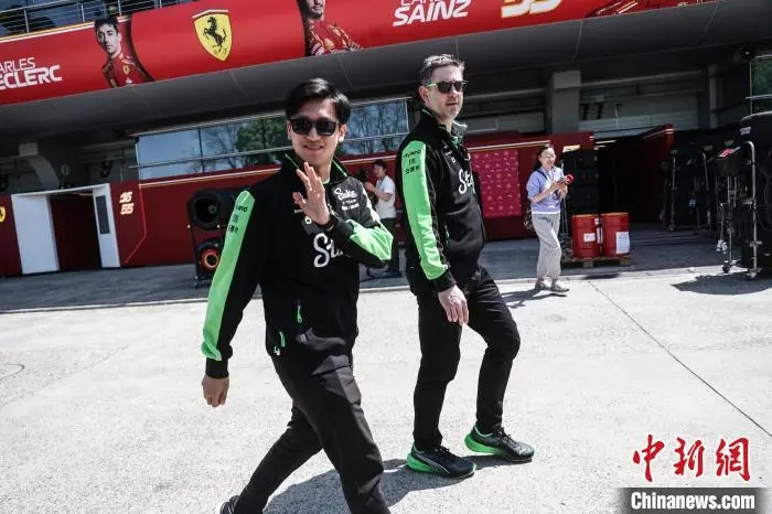 20年前在上海长大的少年周冠宇手举阿隆索旗子点