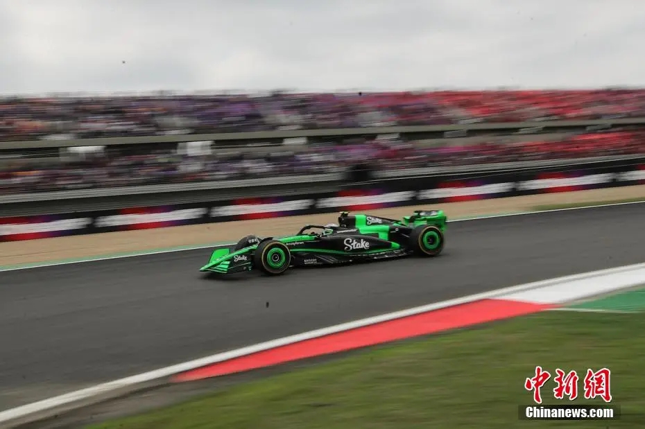 20年前在上海长大的少年周冠宇手举阿隆索旗子点