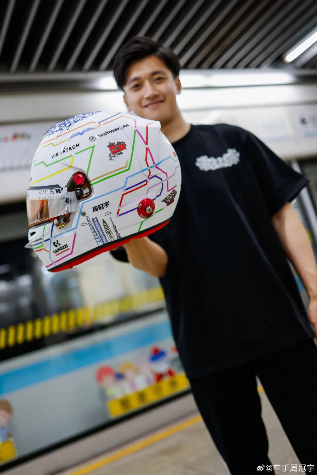 20年前在上海长大的少年周冠宇手举阿隆索旗子点