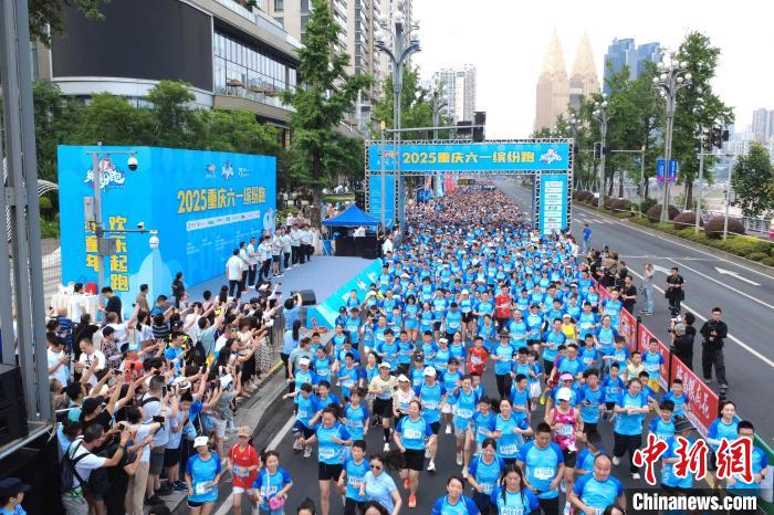 亲子家庭齐聚南滨路 六一缤纷跑点燃运动热情