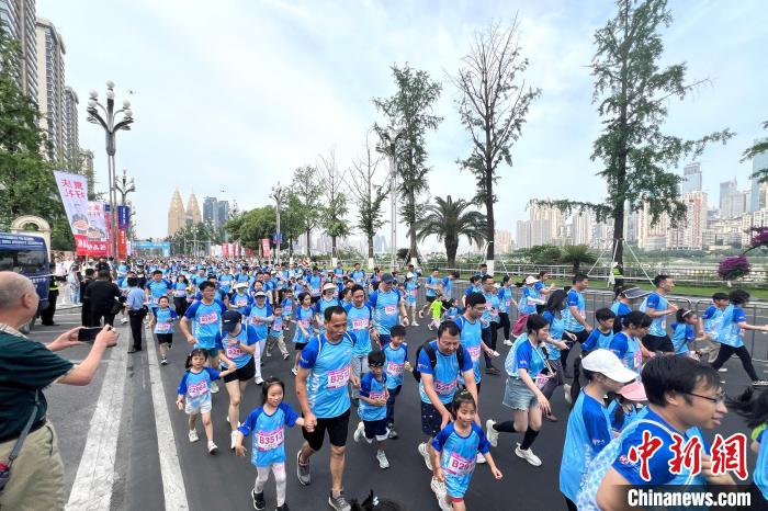 亲子家庭齐聚南滨路 六一缤纷跑点燃运动热情