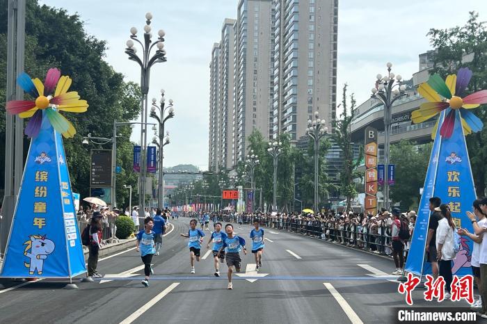 亲子家庭齐聚南滨路 六一缤纷跑点燃运动热情