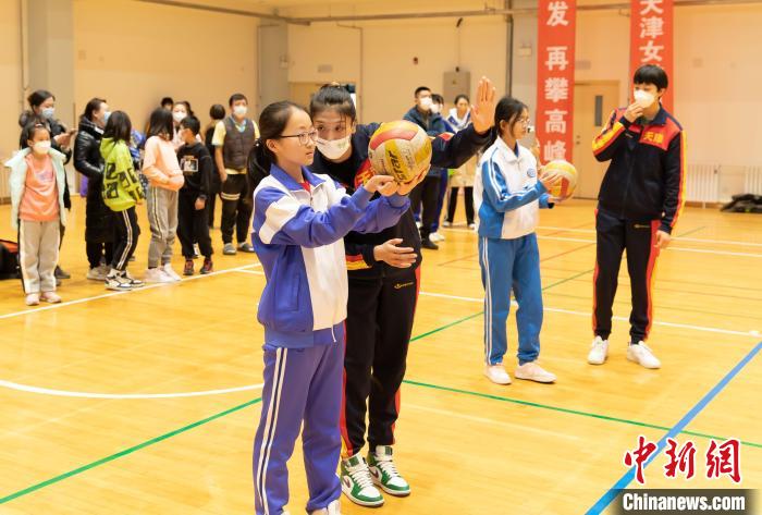 天津女排夺冠后校园互动弘扬精神 助力消费帮扶