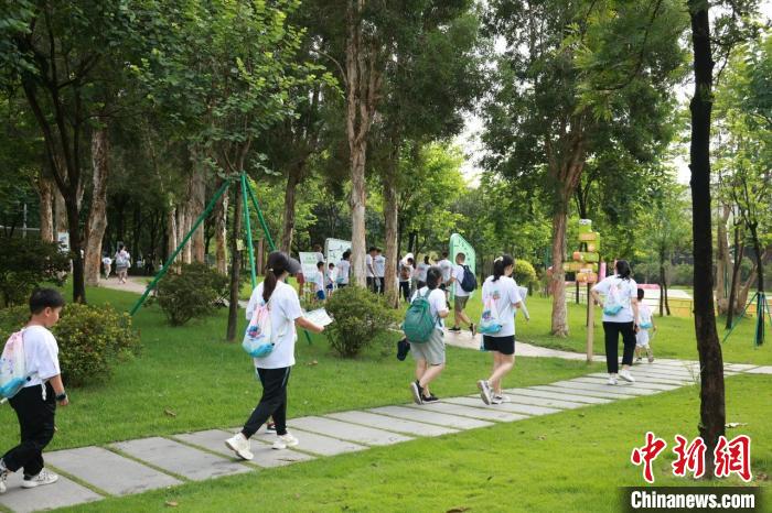 广州亲子家庭齐聚自然教育迷你马拉松 共迎十五