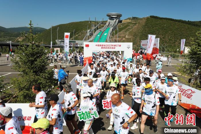 张家口奥林匹克日健康跑活动吸引500余名体育爱