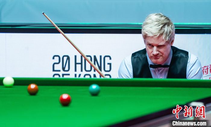 罗伯逊在香港启德体育园体艺馆以10-0横扫宾汉姆