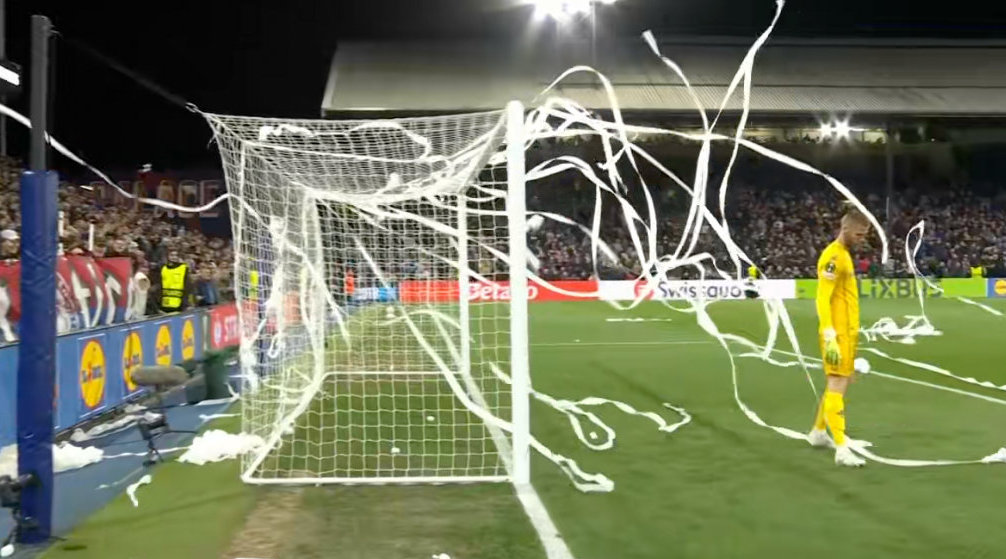 球迷卷纸袭击德赫亚球门，博洛尼亚惨败维拉双